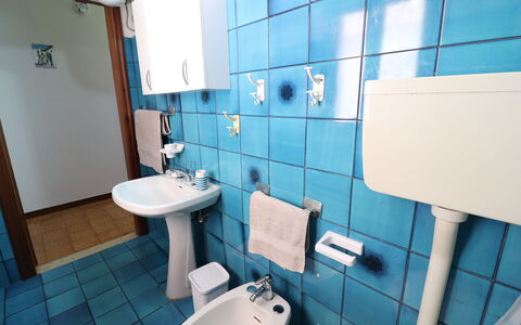Margherita: Piso, Suelo, Arreglo De Tubería, Diseño De Interiores, Mueble, Lavabo Del Baño, Grifo, Baño, Lavabo, Plomería