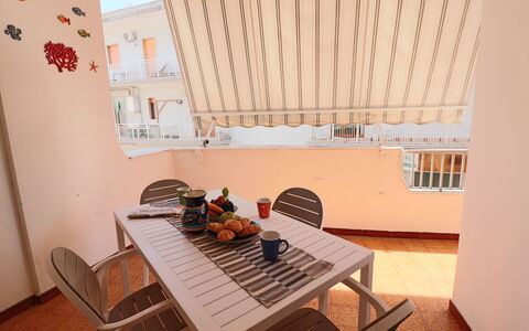 Margherita: Madera, Mueble, Diseño De Interiores, Silla, Suelo, Balcón, Cocina Y Comedor Mesa, Sombra, Mueble Para Exteriores, Mesa Al Aire Libre