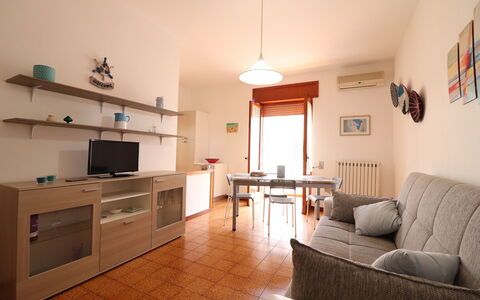 Margherita: Mueble, Diseño De Interiores, Piso, Madera, Suelo, Habitación, Techo, Sala, Encendiendo, Mesa