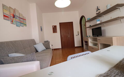Margherita: Mueble, Piso, Diseño De Interiores, Suelo, Madera, Habitación, Sala, Televisión, Encendiendo, Mesa