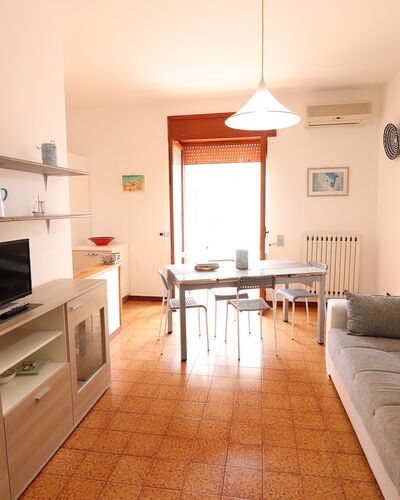 Margherita: Mueble, Diseño De Interiores, Piso, Madera, Suelo, Habitación, Sala, Mesa, Sofá, Marco