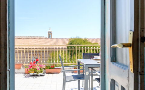 Attico del Corso: Departamento, Maceta, Silla, Planta De Casa, Manchas De Madera, Mueble Para Exteriores, Cocina Y Comedor Mesa, Balcón