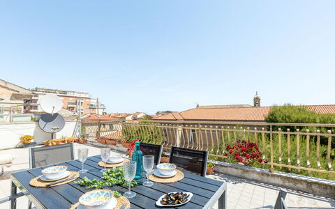 Attico del Corso: Departamento, Maceta, Balcón, Planta De Casa, Mueble Para Exteriores, Silla, Mesa Al Aire Libre, Cocina Y Comedor Mesa