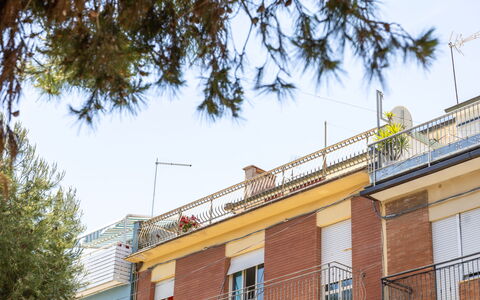 Attico del Corso: Material Compuesto, Diseño Urbano, Metal, Hierro, Balcón, Departamento, Pretil, Cerca, La Luz Del Día