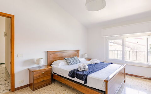 Attico del Corso: Cama, Mueble, Habitación, Piso, Diseño De Interiores, Suelo, Lecho, Sábana, Madera, Habitación