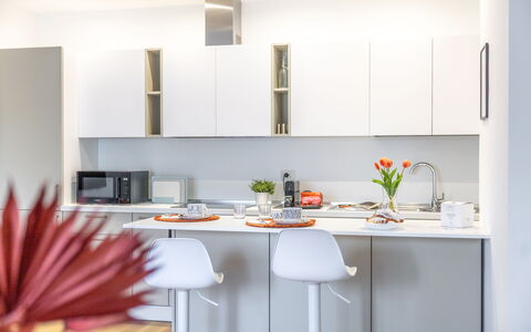 Suite Pineta: Cocina, Mueble, Mostrador, Aparato De Cocina, Diseño De Interiores, Gabinetes, Piso, Electrodoméstico, Madera, Casa
