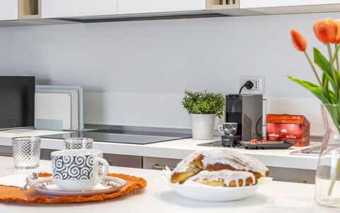 Suite Pineta: Aparato De Cocina, Diseño De Interiores, Cocina, Mostrador, Mueble, Vajilla, Electrodoméstico, Gabinetes, Casa, Fruta