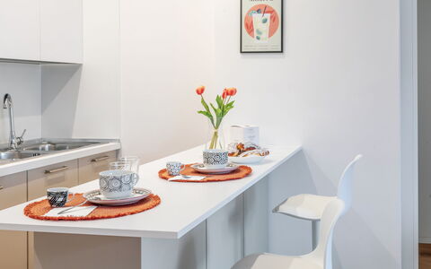 Suite Pineta: Mueble, Diseño De Interiores, Cocina, Madera, Piso, Mostrador, Mesa, Aparato De Cocina, Suelo, Habitación