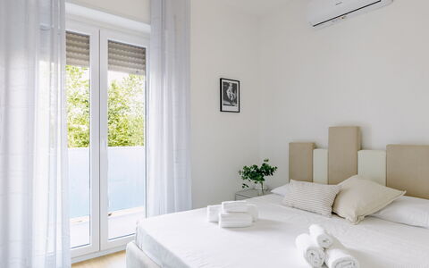 Suite Pineta: Mueble, Diseño De Interiores, Pared, Cama, Suelo, Madera, Piso, Habitación, Habitación, Casa
