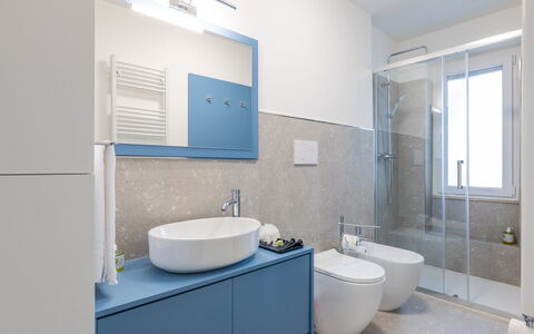 Suite Pineta: Baño, Piso, Arreglo De Tubería, Diseño De Interiores, Suelo, Pared, Lavabo, Lavabo Del Baño, Grifo, Espejo