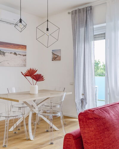 Suite Pineta: Mueble, Diseño De Interiores, Piso, Suelo, Madera, Mesa, Habitación, Techo, Textil, Sala