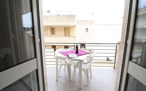 Marta: Suelo, Mueble, Silla, Balcón, Vaso, Departamento, Manchas De Madera, Cocina Y Comedor Mesa, Mesa Al Aire Libre, Mueble Para Exteriores