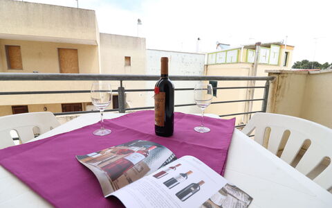 Marta: Mueble, Mesa, Silla, Piso, Diseño De Interiores, Suelo, Restaurante, Manteles, Cocina Y Comedor Mesa, Balcón