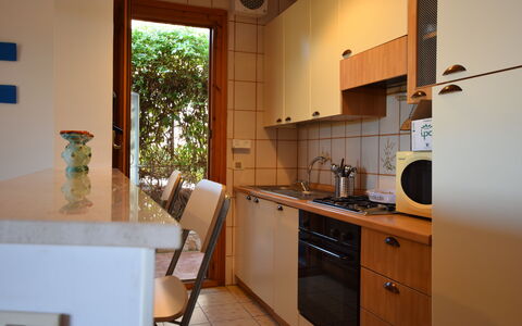 Il Favollo: Cocina, Mostrador, Aparato De Cocina, Diseño De Interiores, Electrodoméstico, Piso, Gabinetes, Madera, Mueble, Suelo