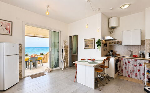 La Casa in Riva al Mare: Mueble, Suelo, Departamento, Silla, Sombra, Cocina Y Comedor Mesa, Planta De Casa, Recurso, Balcón, Ático