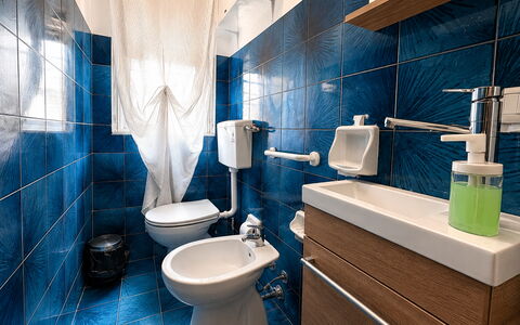 La Casa in Riva al Mare: Piso, Arreglo De Tubería, Suelo, Asiento Del Baño, Diseño De Interiores, Baño, Baño, Plomería, Lavabo, Loseta