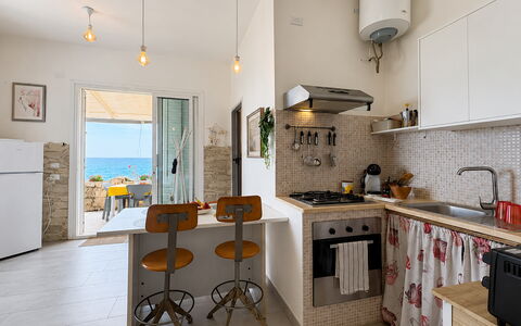 La Casa in Riva al Mare: Mueble, Piso, Cocina, Diseño De Interiores, Silla, Cocina Y Comedor Mesa, Mesa, Suelo, Electrodoméstico, Departamento