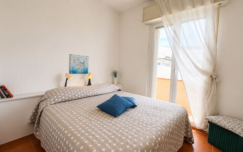 La Casa in Riva al Mare: Cama, Habitación, Mueble, Pared, Diseño De Interiores, Sábana, Lecho, Madera, Suelo, Linos
