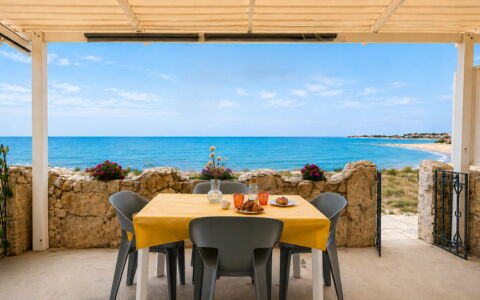 La Casa in Riva al Mare: Mueble, Mar, Mueble Para Exteriores, Costa, Silla, Costeras Y Los Accidentes Geográficos Oceánico, Oceano, Playa, Sombra, Recurso
