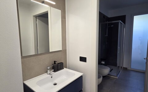 Villa Pineta della Rovere: Lavabo Del Baño, Arreglo De Tubería, Lavabo, Suelo, Baño, Piso, Diseño De Interiores, Plomería, Grifo, Mueble De Baño