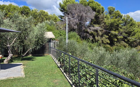 Villa Pineta della Rovere: Sombra, Jardín, Cerca, Patio Interior, Pretil, Paisajismo, Mueble Para Exteriores, Inicio De Esgrima
