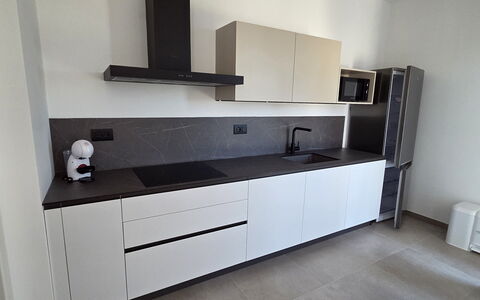 Villa Pineta della Rovere: Piso, Mostrador, Diseño De Interiores, Gabinetes, Suelo, Cocina, Madera, Mueble, Habitación, Casa