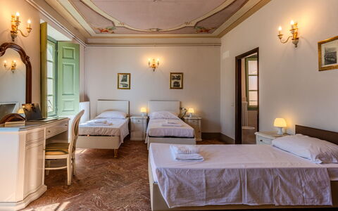Cà Pendula: Techo, Diseño De Interiores, Suelo, Habitación, Habitación, Piso, Encendiendo, Mueble, Marco De La Cama, Cama