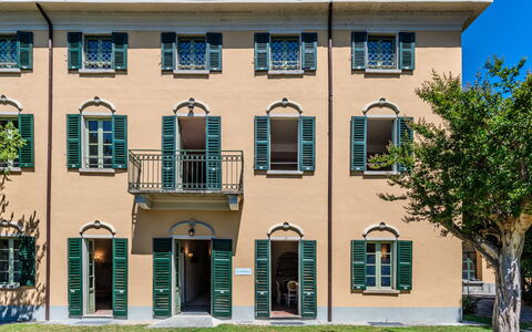 Cà Pendula: Fachada, Barrio Residencial, Casa, Puerta, Inmuebles, Balcón, Villa, Mansión, Hacienda