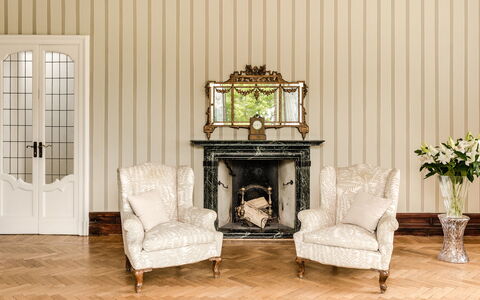 Flor Grand Lake Villa: Mueble, Diseño De Interiores, Madera, Piso, Suelo, Encendiendo, Casa, Suelos De Madera, Sala, Habitación