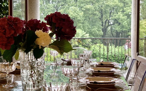 Flor Grand Lake Villa: Mueble, Mesa, Diseño De Interiores, Vajilla, Comedor, Stemware, Textil, Silla, Manteles