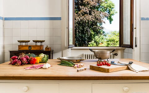 Flor Grand Lake Villa: Vajilla, Cocina, Fruta, Comida, Mostrador, Diseño De Interiores, Mueble, Aparato De Cocina, Produce, Casa