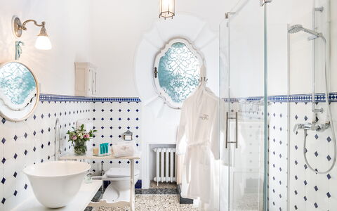 Flor Grand Lake Villa: Azul, Arreglo De Tubería, Diseño De Interiores, Baño, Plomería, Grifo, Loseta, Lavabo, Lámpara, Porcelana