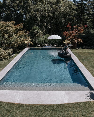 Flor Grand Lake Villa: Piscina, Ocio, Recreación, Fuente De Agua, Jardín, Vacaciones, Recurso, Piscina De Reflejo, Patio Interior