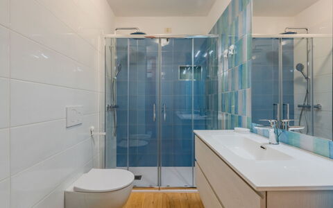 Edera: Baño, Piso, Arreglo De Tubería, Suelo, Diseño De Interiores, Lavabo Del Baño, Lavabo, Grifo, Plomería, Loseta