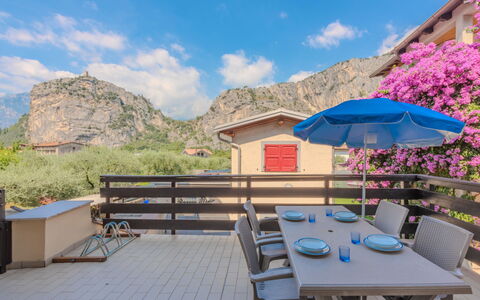 Edera: Mueble, Departamento, Mueble Para Exteriores, Cordillera, Mesa Al Aire Libre, Silla, Balcón, Sombra, Cocina Y Comedor Mesa, Mesa De Café