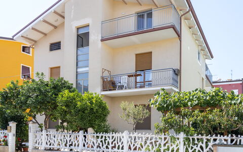 Seaside Apartment: Edificio, Barrio Residencial, Casa, Fachada, Casa, Barrio, Puerta, Balcón, Departamento, Porche