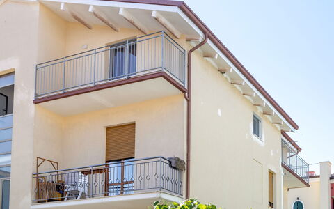 Seaside Apartment: Balcón, Barrio Residencial, Casa, Pretil, Material Compuesto, Balaustre, Porche, Departamento, Metal, Pintar
