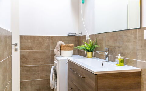 Seaside Apartment: Piso, Arreglo De Tubería, Diseño De Interiores, Mueble De Baño, Suelo, Baño, Lavabo, Grifo, Plomería, Casa