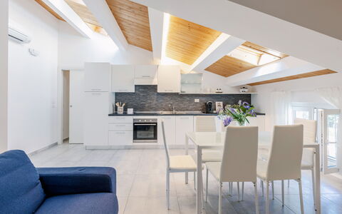 Seaside Apartment: Diseño De Interiores, Piso, Techo, Mueble, Suelo, Habitación, Silla, Departamento, Sofá, Sala