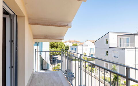 Seaside Apartment: Tiempo De Día, Departamento, Barrio Residencial, Arquitectura, Casa, Balcón, Diseño Urbano, Material Compuesto, Pretil, Uso Mixto