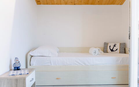 Seaside Apartment: Mueble, Habitación, Pared, Diseño De Interiores, Suelo, Cama, Madera, Piso, Habitación, Linos