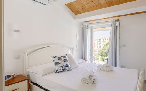 Seaside Apartment: Departamento, Casa, Recurso, Silla, Hotel, Balcón, Villa, Planta De Casa, Mueble Para Exteriores, Ático