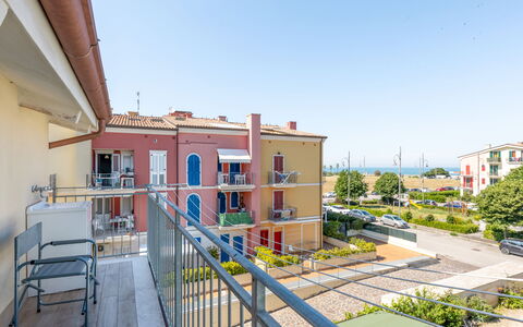 Seaside Apartment: Departamento, Diseño Urbano, Condominio, Uso Mixto, Balcón, Estacionamiento