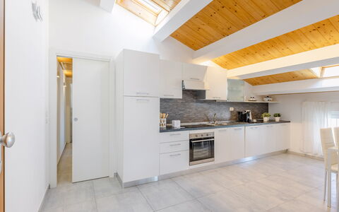 Seaside Apartment: Diseño De Interiores, Piso, Techo, Madera, Suelo, Mueble, Habitación, Mostrador, Cocina, Departamento