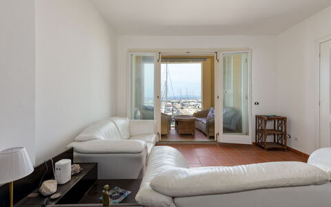 Al Porto: Mueble, Diseño De Interiores, Piso, Suelo, Sofá, Techo, Habitación, Departamento, Sala, Mesa
