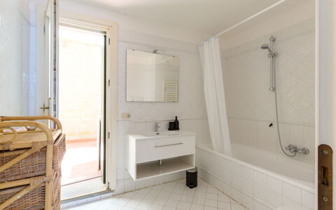 Al Porto: Piso, Suelo, Diseño De Interiores, Arreglo De Tubería, Madera, Baño, Techo, Habitación, Plomería, Grifo