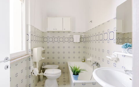 Casabianca: Asiento Del Baño, Piso, Arreglo De Tubería, Suelo, Baño, Diseño De Interiores, Baño, Lavabo, Lavabo Del Baño, Plomería