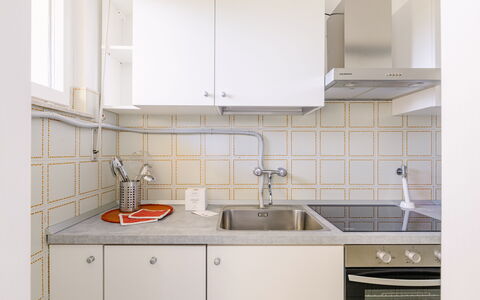 Casabianca: Cocina, Mostrador, Diseño De Interiores, Piso, Fregadero, Aparato De Cocina, Gabinetes, Lavabo, Arreglo De Tubería, Suelo