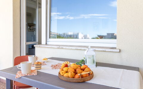 Casabianca: Mueble, Mesa, Diseño De Interiores, Silla, Cocina Y Comedor Mesa, Utensilios Para Servir, Comedor, Planta De Casa, Balcón, Manchas De Madera