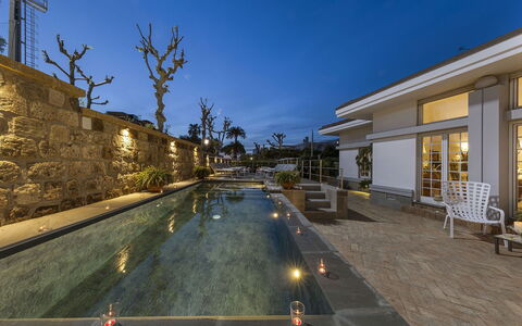 Villa Clara: Casa, Material Compuesto, Fuente De Agua, Piscina, Inmuebles, Recurso, Mansión, Patio, Losa, Jardín